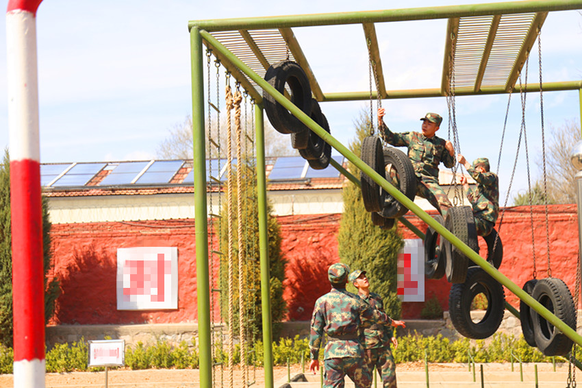 观摩解放军叔叔们的体能训练科目.