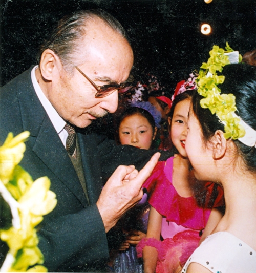 赛福鼎艾则孜与中心艺术团小朋友交谈