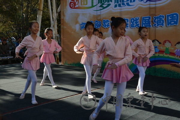 舞蹈《挤奶员》  指导教师:刘珂舞蹈《天山云步》 指导教师:刘珂